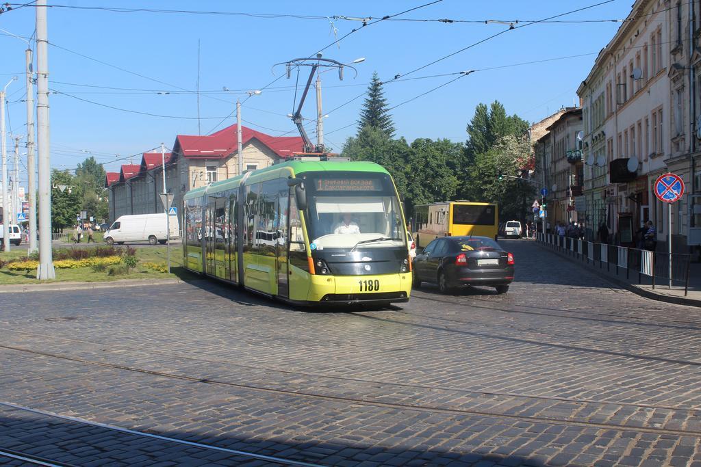 Apartment On Zaliznychna Lviv Bagian luar foto