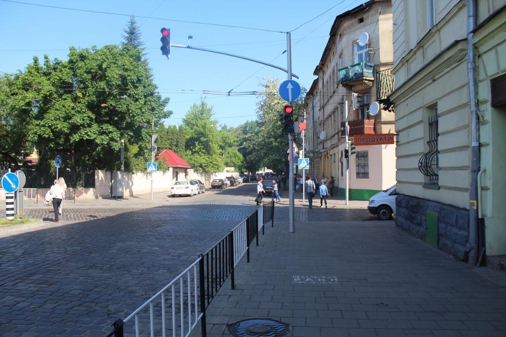 Apartment On Zaliznychna Lviv Bagian luar foto